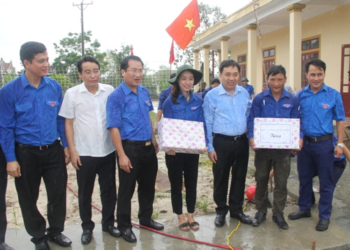 Tặng quà cho các ĐVTN tham gia xây dựng nhà văn hóa thôn Tân Long: 98,06,04